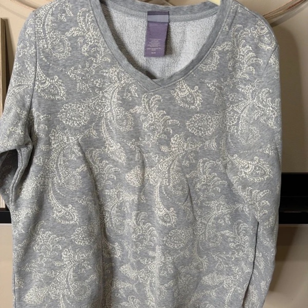 Eddie Bauer Light Gray V-Neck Paisley Pullover